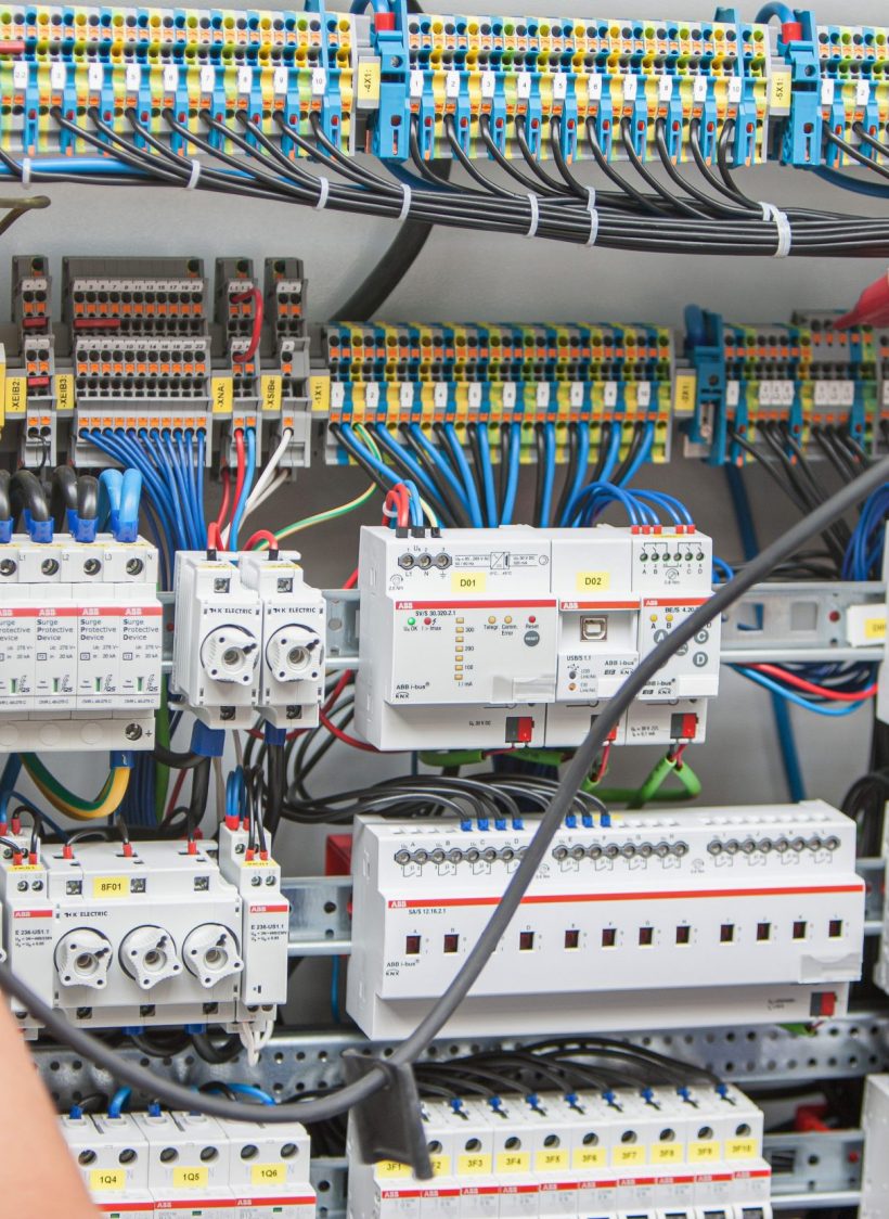 Ein Elektriker misst die Spannung in einer elektrischen Anlage Ein Elektriker misst die Spannung in einer elektrischen Anlage